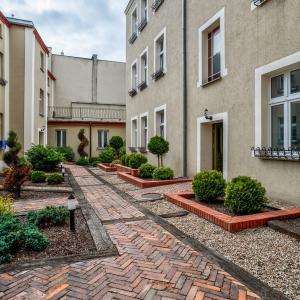 podwórze-cegła -drewno-klinkier